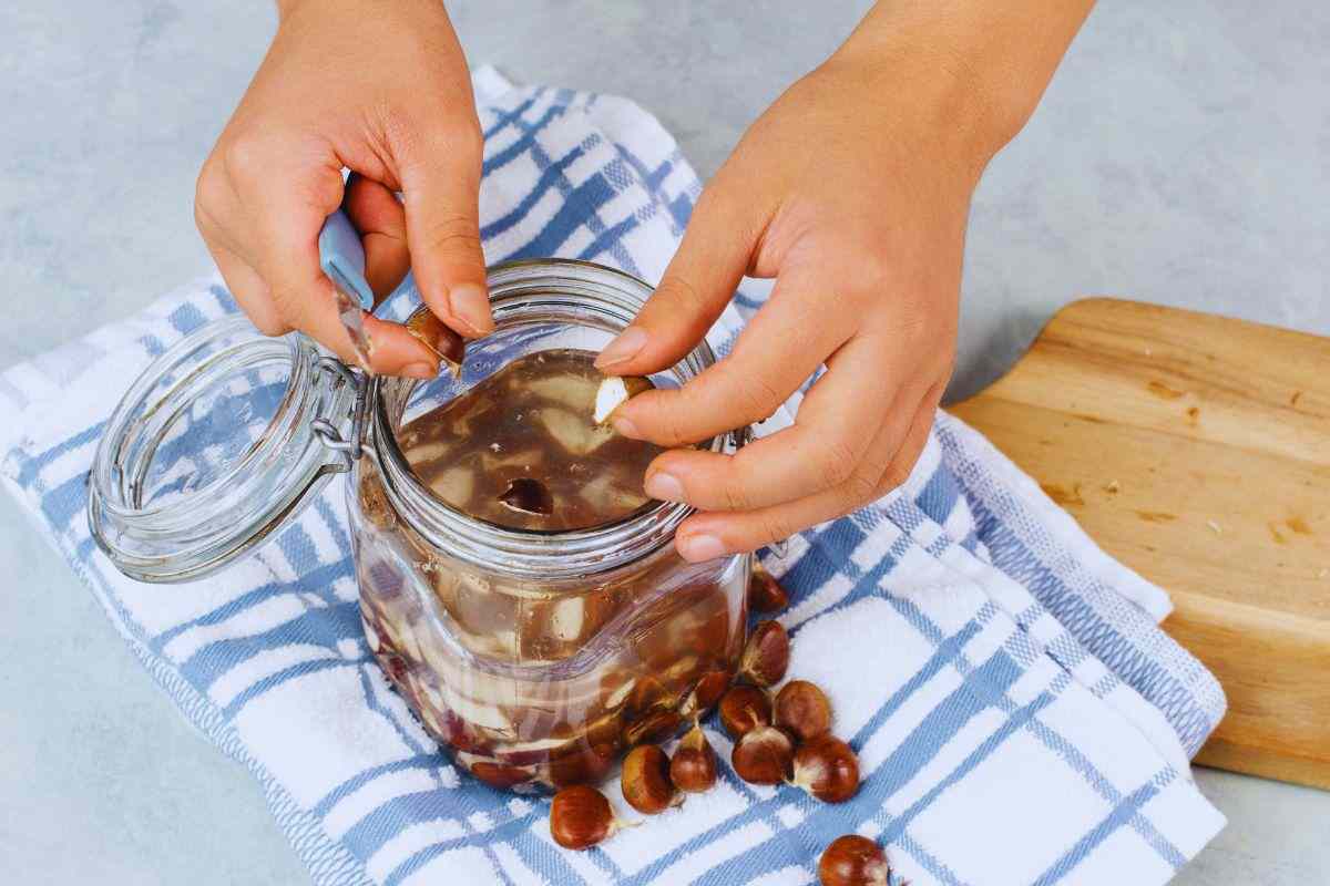 inserisce in un barattolo le castagne