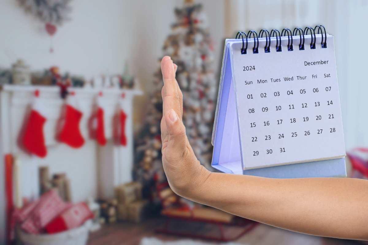 mano segno stop calendario dicembre e decorazioni Natale