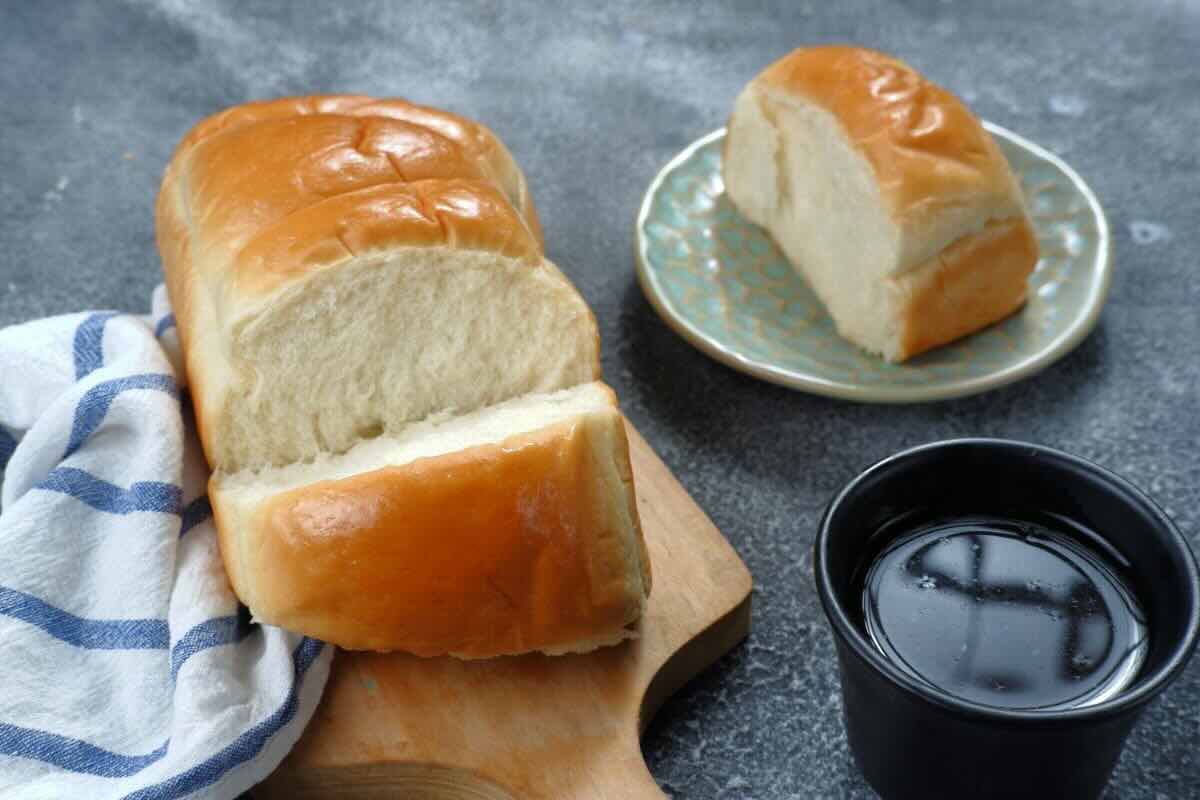 Pane intero su tagliere